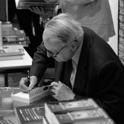 Schrijver Willem Frederik Hermans leest in het Huis voor Schoone Kunsten voor uit zijn laatste roman Ruisend Gruis. Hermans overleed 27 april 1995, slechts enkele weken na zijn bezoek aan Apeldoorn. Dit was dus een van laatste lezingen, misschien wel de laatste in Nederland.